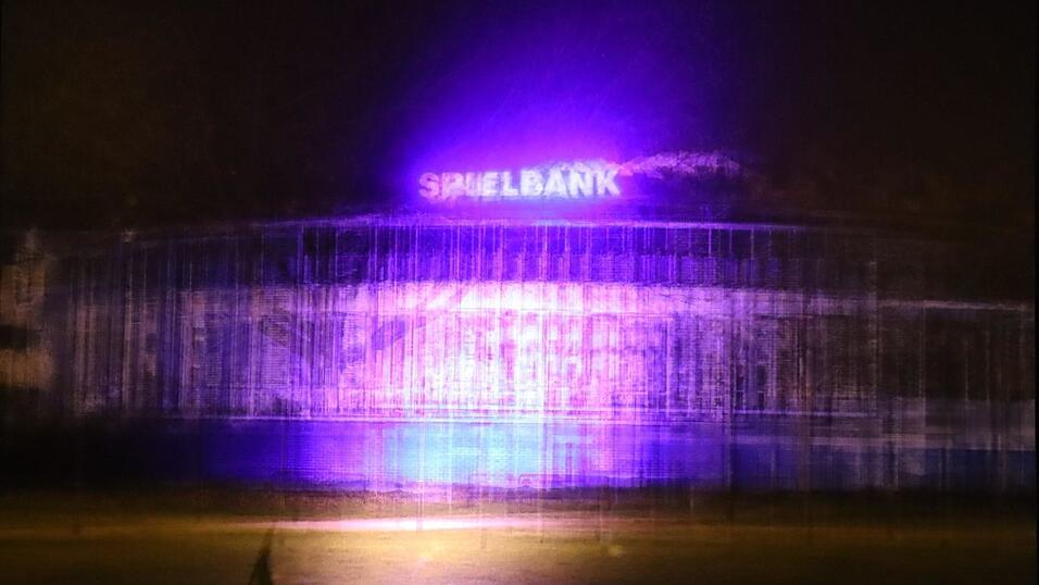 Architektur als ein Gef&uuml;ge von Fl&auml;chen, Linien und Lichtwerten: Die Spielbank von Bad K&ouml;tzting als Fotografie von Peter Neusser.