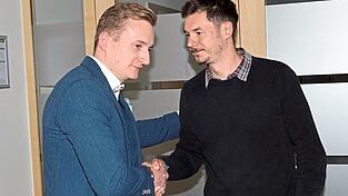 B&uuml;rgermeister Julian Reil (l.) gratuliert Sebastian Kr&auml;utler zur Wahl als zweiten B&uuml;rgermeister.