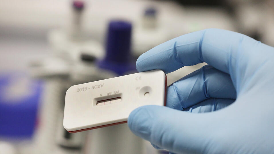 In Bayern könnte der freiwillige Verzicht auf die Impfung im Quarantänefall künftig teuer werden. (Symbolbild) In Bayern könnte der freiwillige Verzicht auf die Impfung im Quarantänefall künftig teuer werden. (Symbolbild)