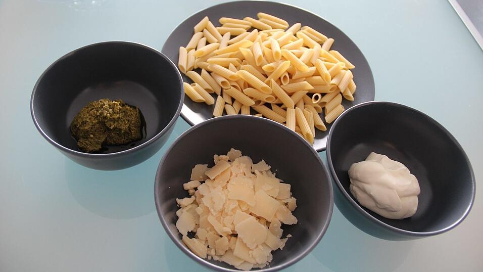 Aus drei Zutaten besteht die So&szlig;e und wird mit Pasta zu einem herzhaften Hauptgericht.