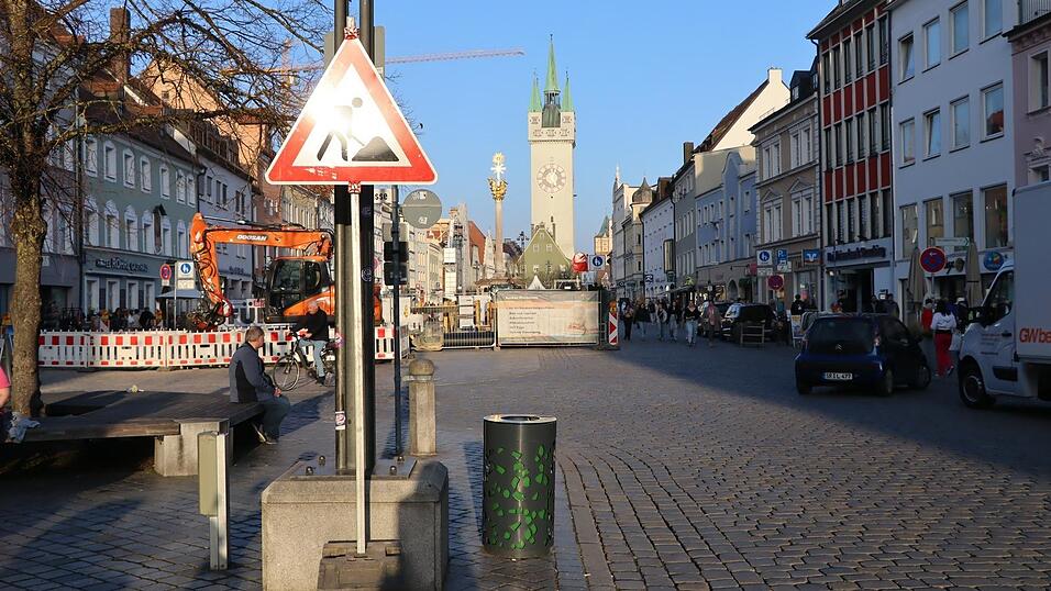 Der Theresienplatz ist aktuell Baustelle, an den Halt von Bussen ist derzeit nicht zu denken, wohl aber, wenn die Arbeiten in einigen Monaten abgeschlossen sind. In der Hand hat es der Stadtrat, wenn das Thema dort voraussichtlich im April auf die Tagesordnung kommt. Der Theresienplatz ist aktuell Baustelle, an den Halt von Bussen ist derzeit nicht zu denken, wohl aber, wenn die Arbeiten in einigen Monaten abgeschlossen sind. In der Hand hat es der Stadtrat, wenn das Thema dort voraussichtlich im April auf die Tagesordnung kommt.