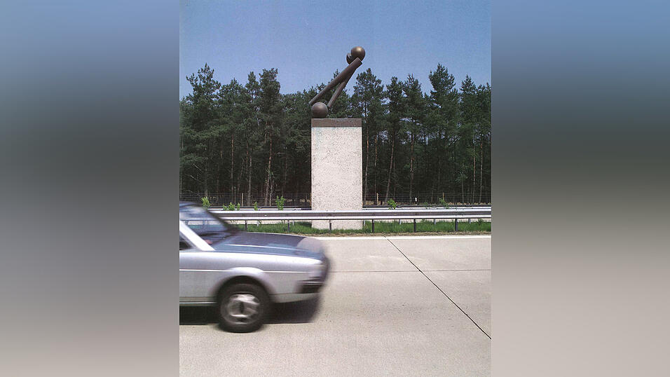 Die Skulptur von Fritz Koenig stand lang an der innerdeutschen Grenze. Die Skulptur von Fritz Koenig stand lang an der innerdeutschen Grenze.