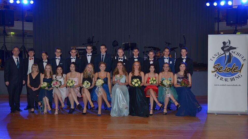 Die Bilder vom Abschlussball der Tanzschule Seidel in der Fraunhofer-Halle am 28. November. Die Bilder vom Abschlussball der Tanzschule Seidel in der Fraunhofer-Halle am 28. November.