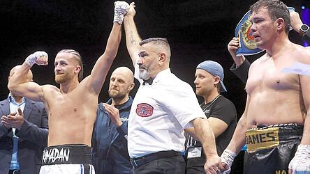 Dominanter Auftritt: Yunes Ramadan (links) gab im Kampf gegen den hinterher sichtlich gezeichneten Argentinier Oscar Maximiliano James (rechts) den Ton an und krallte sich den Sieg vorzeitig. Dominanter Auftritt: Yunes Ramadan (links) gab im Kampf gegen den hinterher sichtlich gezeichneten Argentinier Oscar Maximiliano James (rechts) den Ton an und krallte sich den Sieg vorzeitig.