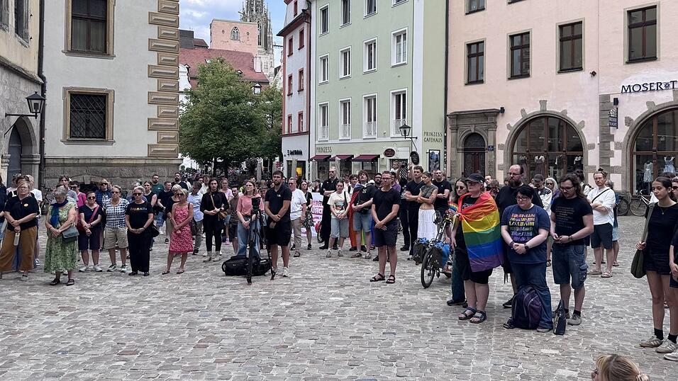 Der Verein Queeres Regensburg hatte zu einer spontanen Gedenkveranstaltung vor das Alte Rathaus eingeladen.