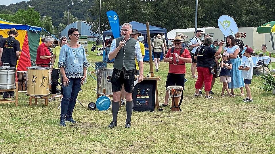 Landrat Werner Bumeder begrüßte gemeinsam mit Bettina Zimmer. Landrat Werner Bumeder begrüßte gemeinsam mit Bettina Zimmer.