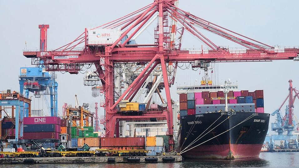 Die WTO rechnet mit einer deutlichen Abkühlung beim Wachstum des Welthandels 2026. (Symbolbild) Die WTO rechnet mit einer deutlichen Abkühlung beim Wachstum des Welthandels 2026. (Symbolbild)