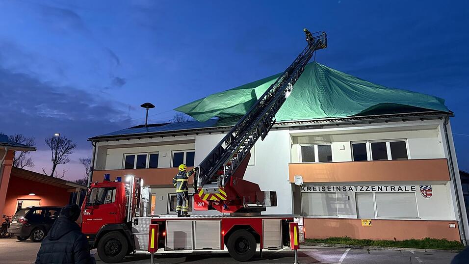 Mit der Landauer Ersatz-Drehleiter brachten die &Uuml;bungsteilnehmer das Notdacht auf dem Wohnhaus an der Feuerwache an.