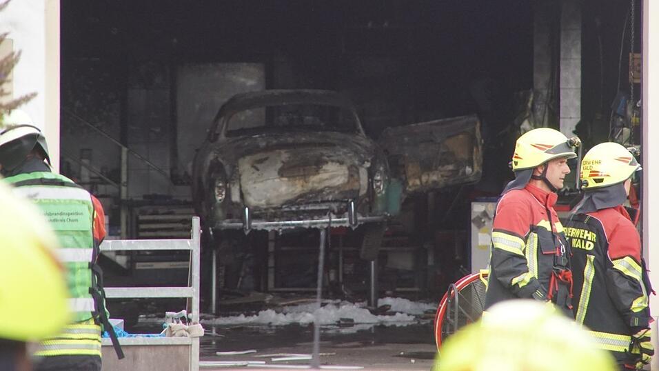 Dieser Oldtimer wurde am Sonntagvormittag zu einem Raub der Flammen. Dieser Oldtimer wurde am Sonntagvormittag zu einem Raub der Flammen.