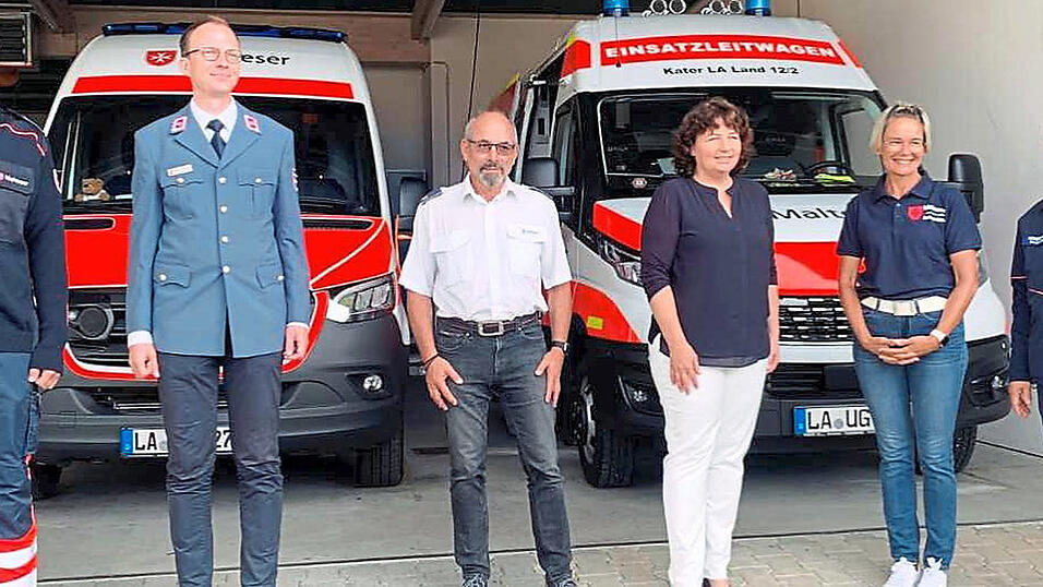 MdL Ruth M&uuml;ller (Dritte von rechts) wurde von den Maltesern Niederaichbach &uuml;ber den aktuellen Sachstand im Bereich Katastrophenschutz informiert.