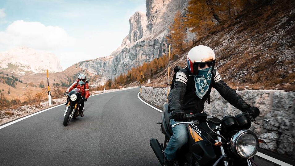 Hannes (Johannes Nu&szlig;baum) und Moritz (Leonard Scheicher) starten ihre lang ersehnte Motorradreise.