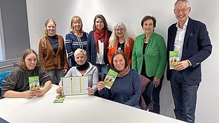 Stellten das Ferienprogramm für kommendes Jahr vor (sitzend v.l.): Jessica Schulze (Stadtjugendring), Martina Pellkofer (Volkshochschule), Christiane Baumann (LBV); (stehend v.l.): Christina Serve (Nawareum), Brigitte Vogel (Paul-Theater), Sybille Schröder und Katharina Neubauer (beide Schule der Phantasie), Rita Hilmer (Bürgerstiftung) und OB Markus Pannermayr.