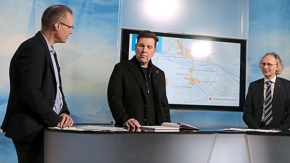 Sie stellten die Planung f&uuml;r den Glasfaserausbau vor (von links): Moderator Christian Omonsky, J&uuml;rgen L&uuml;ck (Telekom), Alfred Rauscher (R-Kom) und Amtsleiter Toni Lautenschl&auml;ger.