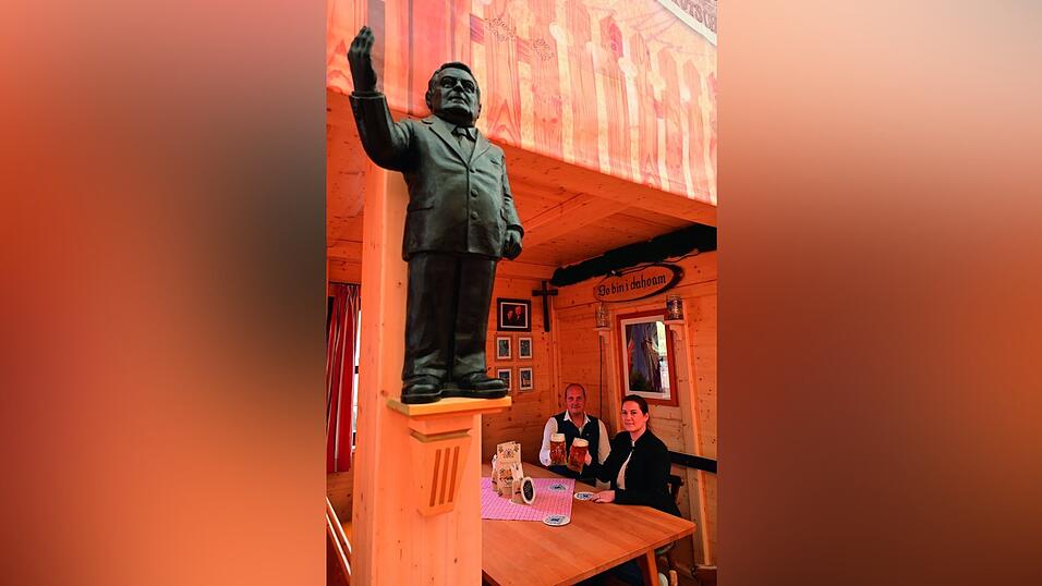 Im Festzelt Reisinger führt der Weg zum Stammtisch nur an Franz Josef Strauß vorbei. Im Festzelt Reisinger führt der Weg zum Stammtisch nur an Franz Josef Strauß vorbei.