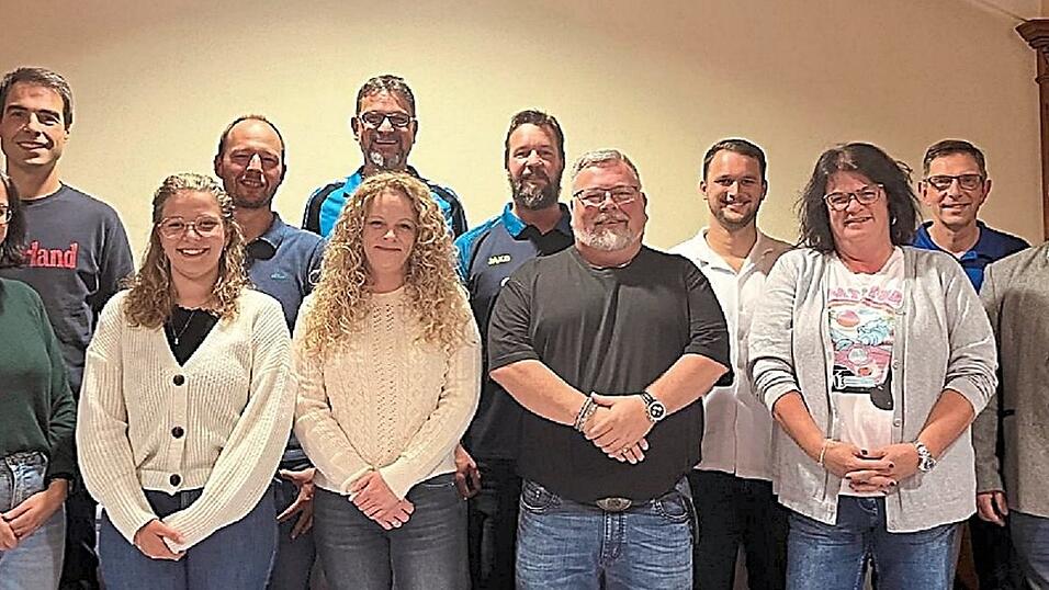 Die neue Vorstandschaft des FC Wang: (vorne v.l.) Monika Nascimento, Sophia Karl, Bettina Paukner, Thomas Renner, Jessica Renner und Markus Stöber; (hinten v.l.) Diogo Correia do Nascimento, Michael Kittler, Rainer Baumgartner, Andreas Straube, Lukas Schmidt und Helmut Karl. Die neue Vorstandschaft des FC Wang: (vorne v.l.) Monika Nascimento, Sophia Karl, Bettina Paukner, Thomas Renner, Jessica Renner und Markus Stöber; (hinten v.l.) Diogo Correia do Nascimento, Michael Kittler, Rainer Baumgartner, Andreas Straube, Lukas Schmidt und Helmut Karl.