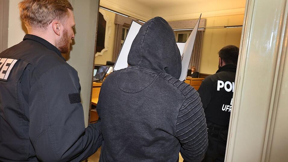 Der Verd&auml;chtige will sein Gesicht nicht vor den Kameras zeigen.