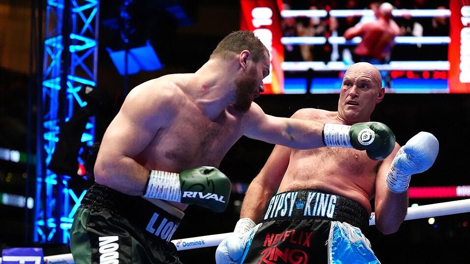 Tyson Fury: Viele Schläge von Arslanbek Machmudow gehen ins Leere. Tyson Fury: Viele Schläge von Arslanbek Machmudow gehen ins Leere.