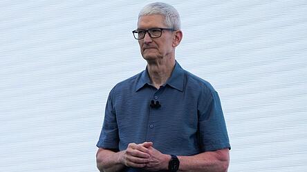 Apple-Chef Tim Cook zufolge kann der iPhone-Konzern Kunden nicht mehr wie bisher Kunden von Preiserh&ouml;hungen bei Bauteilen abschirmen. (Archivbild)