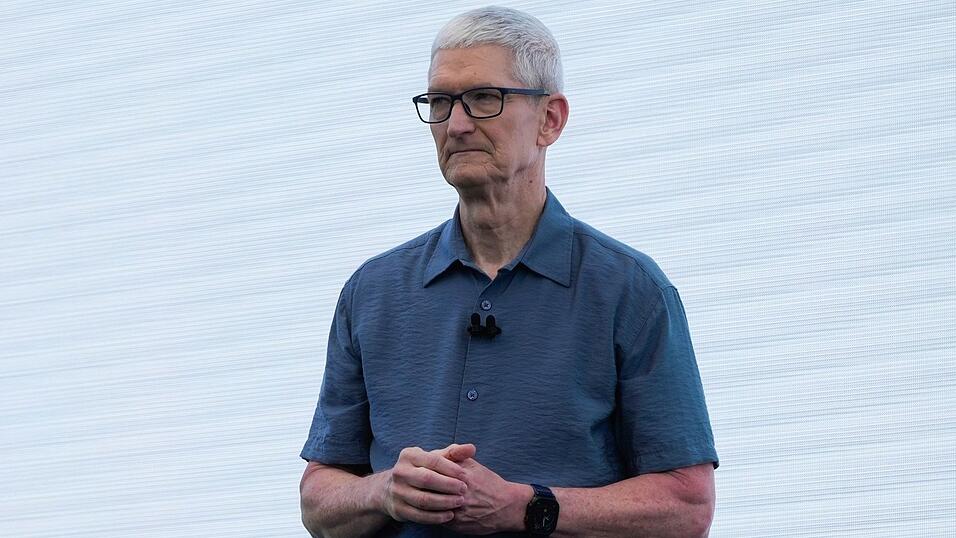 Apple-Chef Tim Cook zufolge kann der iPhone-Konzern Kunden nicht mehr wie bisher Kunden von Preiserhöhungen bei Bauteilen abschirmen. (Archivbild) Apple-Chef Tim Cook zufolge kann der iPhone-Konzern Kunden nicht mehr wie bisher Kunden von Preiserhöhungen bei Bauteilen abschirmen. (Archivbild)
