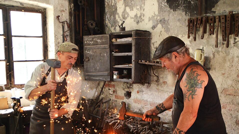 Schmied Bernhard Drexl (l.) und sein Team demonstrierten in der alten Dorfschmiede das alte Handwerk. Schmied Bernhard Drexl (l.) und sein Team demonstrierten in der alten Dorfschmiede das alte Handwerk.