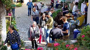 Basteln, essen, Kleider tauschen, Theater anschauen, informieren - oder einfach eine Pause in der Sonne genießen. Das alles ging im Innenhof der Mühle. Basteln, essen, Kleider tauschen, Theater anschauen, informieren - oder einfach eine Pause in der Sonne genießen. Das alles ging im Innenhof der Mühle.