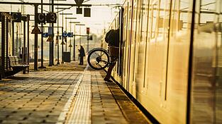 Flüchtende aus der Ukraine können die Züge der Länderbahn und der Eisenbahngesellschaft agilis kostenlos nutzen. (Symbolbild)
