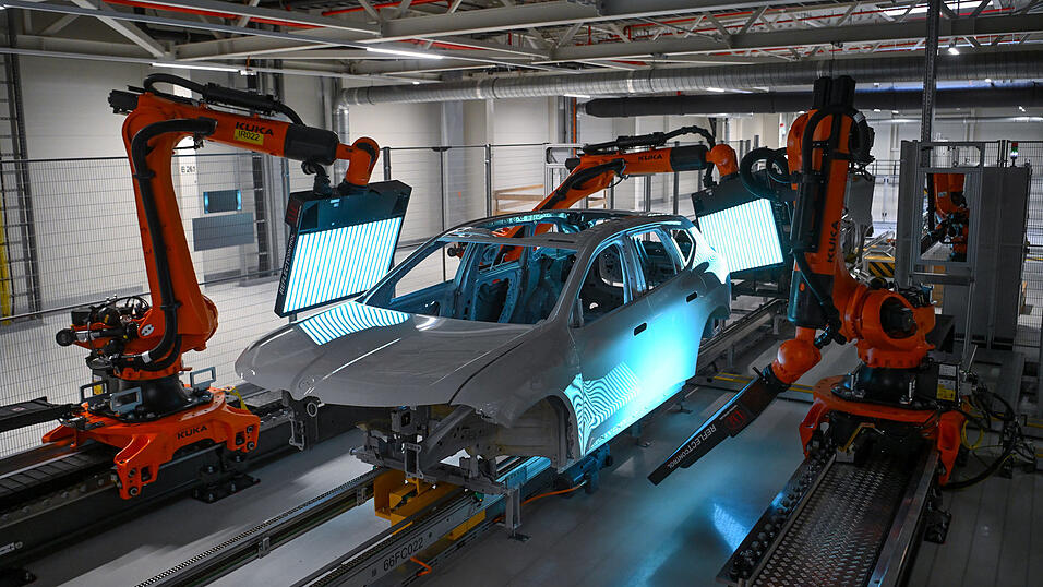 Die Lackiererei verzichtet auf Erdgas und läuft stattdessen mit Strom aus erneuerbaren Energien. Die Lackiererei verzichtet auf Erdgas und läuft stattdessen mit Strom aus erneuerbaren Energien.