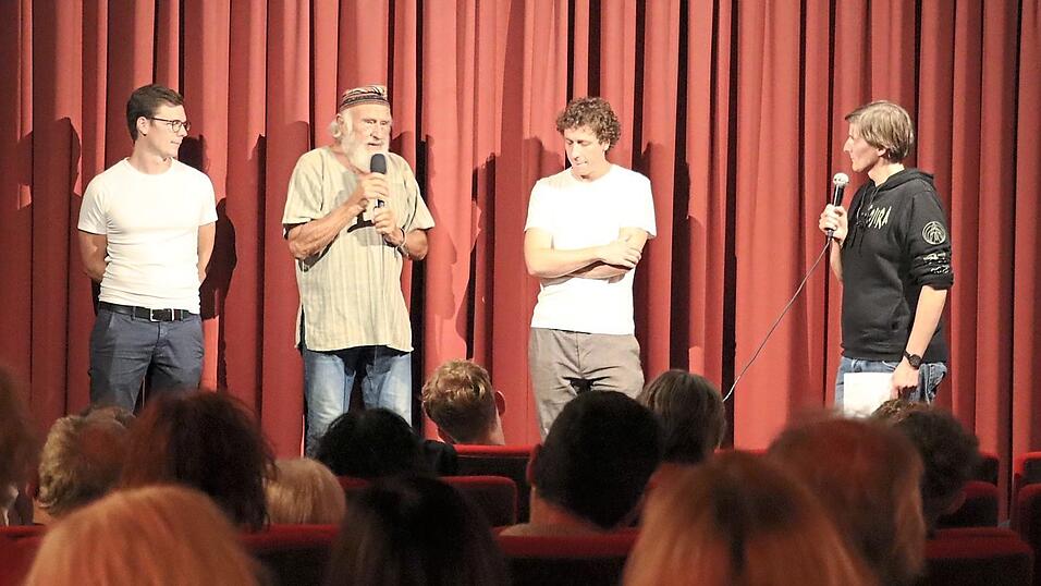 Thomas Wittmann, Wolfgang „Gangerl“ Clemens und Julian Wittmann (von links) sprachen mit Kinochef Florian Scheuerer. Thomas Wittmann, Wolfgang „Gangerl“ Clemens und Julian Wittmann (von links) sprachen mit Kinochef Florian Scheuerer.
