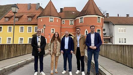 Christian Eidenhardt ist der B&uuml;rgermeisterkandidat der Freien W&auml;hler. Ortsvorsitzender Andreas Geiling (Zweiter von rechts) und Kreisvorsitzender Christian Schindler (rechts) sowie Dr. Karl Vetter und Karin Bucher sind froh, dass sich der 38-J&auml;hrige antritt.