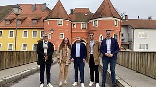 Christian Eidenhardt ist der Bürgermeisterkandidat der Freien Wähler. Ortsvorsitzender Andreas Geiling (Zweiter von rechts) und Kreisvorsitzender Christian Schindler (rechts) sowie Dr. Karl Vetter und Karin Bucher sind froh, dass sich der 38-Jährige antritt. Christian Eidenhardt ist der Bürgermeisterkandidat der Freien Wähler. Ortsvorsitzender Andreas Geiling (Zweiter von rechts) und Kreisvorsitzender Christian Schindler (rechts) sowie Dr. Karl Vetter und Karin Bucher sind froh, dass sich der 38-Jährige antritt.