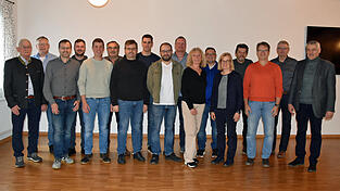 Die Kandidaten der Haunersdorfer Liste mit Wahlleiter Hermann Klarhauser