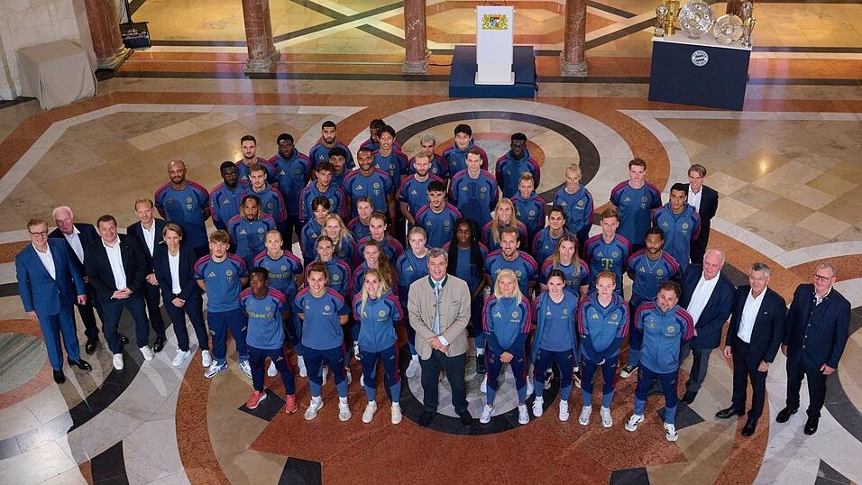 Der FC Bayern bei einer Ehrung in der Staatskanzlei. Der FC Bayern bei einer Ehrung in der Staatskanzlei.