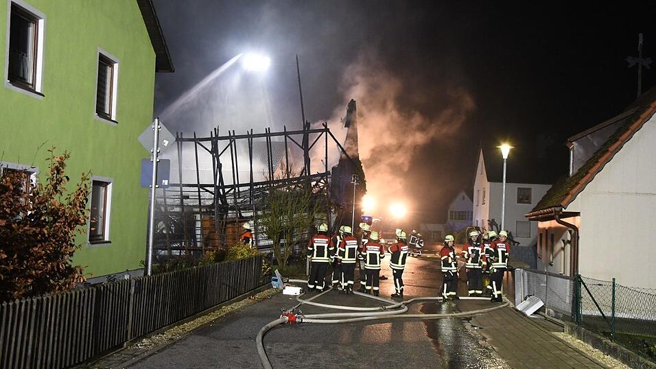 In Wildenberg im Kreis Kelheim brannte eine Lagerhalle. In Wildenberg im Kreis Kelheim brannte eine Lagerhalle.