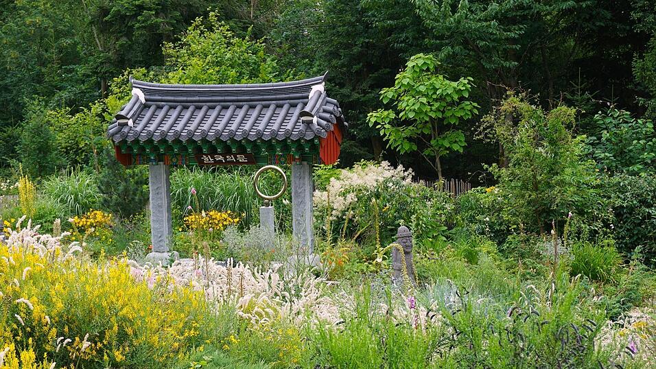 Im Steppengarten wird gezeigt, dass viele Pflanzen, die wenig N&auml;hrstoffe und Wasser brauchen, auch einen hohen Zierwert haben.