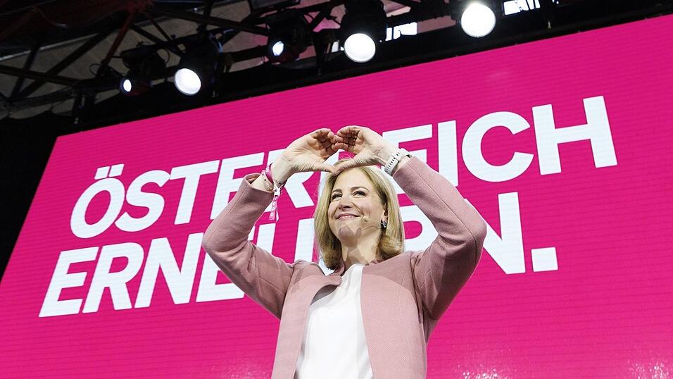 Die liberalen Neos segnen als letzter Partner die Dreier-Koalition von ÖVP, SPÖ und Neos in Österreich ab Die liberalen Neos segnen als letzter Partner die Dreier-Koalition von ÖVP, SPÖ und Neos in Österreich ab