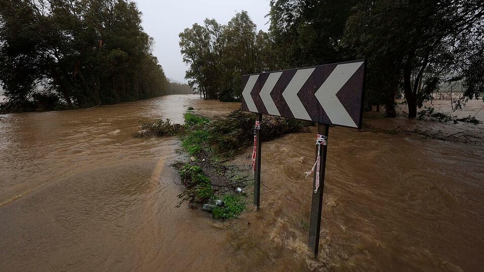 Starkregen lie&szlig; in Portugal und wie hier im S&uuml;den Spaniens Fl&uuml;sse &uuml;ber die Ufer treten.