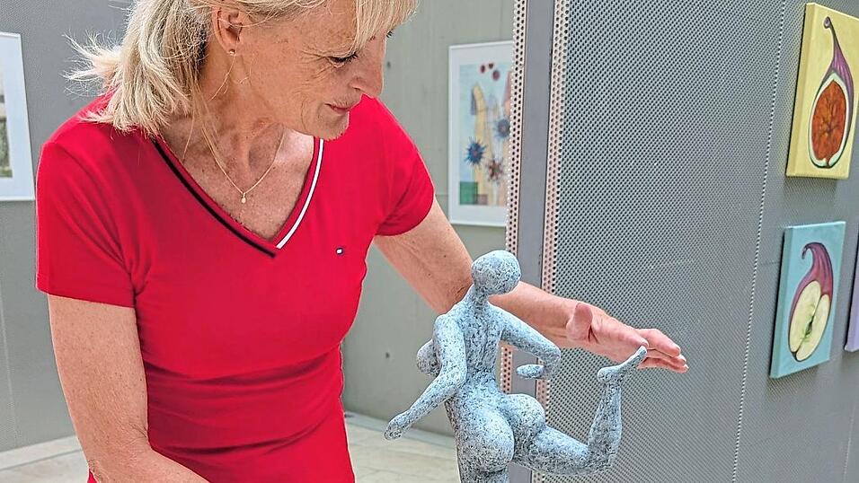Bereits im rechten Licht befindet sich die T&auml;nzerin von Dr. Susanne Frick. &bdquo;Eine runde Sache&ldquo; hei&szlig;t ihre Hommage an die Weiblichkeit.