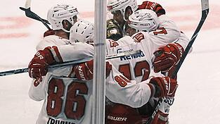 Die Regensburger Eisb&auml;ren haben mit dem Gewinn des Meistertitels allen Grund zum Jubeln.