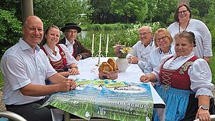 Küchenzepterübergabe für den Kocherlball: (v.l.) Bürgermeister Thomas Etschmann, vom Trachtenverein Schriftführerin und Jugendleiterin Catharina Wolff sowie zweiter Vorsitzender Josef Irber, vom Köcheverein Bayerwald Karl-Heinz Krompaß mit Ehefrau Christa, Kulturreferentin Susanne Brotzaki (stehend) sowie Petra Oestreich, Vorsitzender des Trachtenvereins.