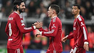 Lieferte beim 5:1 gegen Frankfurt unter anderem einen Assist für Dominik Szoboszlai (l): Liverpools Florian Wirtz (r).
