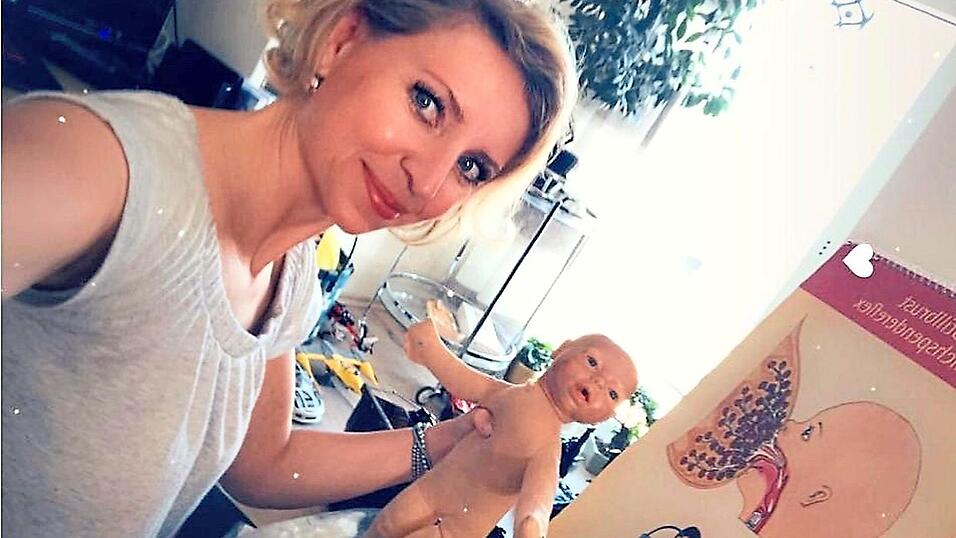 Mittels Handy- und PC-Kamera erklärt Antje Igl derzeit werdenden und jungen Müttern den richtigen Umgang mit Kleinkindern. Nur in Ausnahmefällen sind Besuche bei ihr in der Praxis oder bei den Eltern zu Hause erlaubt. Mittels Handy- und PC-Kamera erklärt Antje Igl derzeit werdenden und jungen Müttern den richtigen Umgang mit Kleinkindern. Nur in Ausnahmefällen sind Besuche bei ihr in der Praxis oder bei den Eltern zu Hause erlaubt.