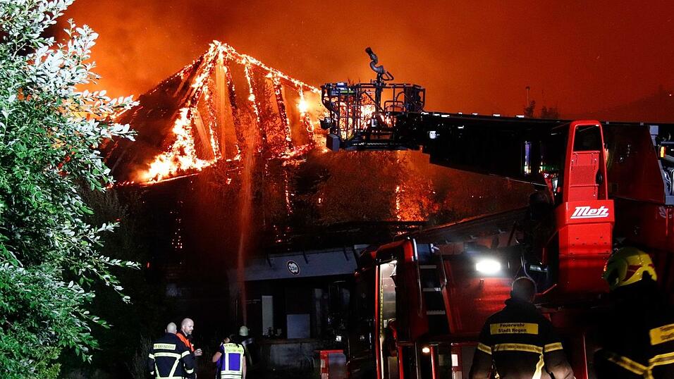 Wichtigstes Ziel der rund 400 Einsatzkräfte vor Ort war es, ein Übergreifen der Flammen auf den Wald zu verhindern - bislang sieht es danach aus, als wäre dies gelungen. Wichtigstes Ziel der rund 400 Einsatzkräfte vor Ort war es, ein Übergreifen der Flammen auf den Wald zu verhindern - bislang sieht es danach aus, als wäre dies gelungen.