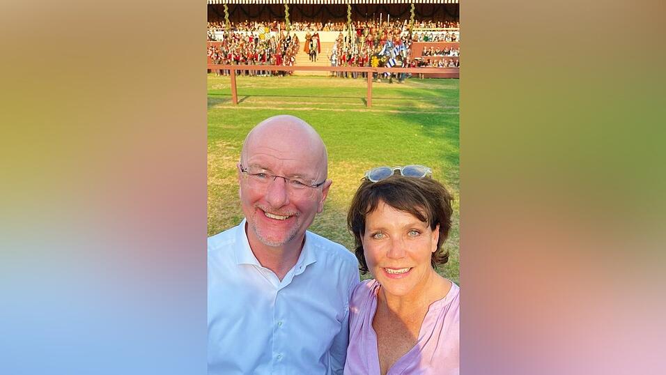 Hier hat alles angefangen: OB Alexander Putz und Schauspielerin Janina Hartwig haben sich am dritten Laho-Sonntag noch einmal besser kennengelernt und gehen seitdem gemeinsam durchs Leben. Ihr Treffen hielt der Oberb&uuml;rgermeister schon damals auf einem Selfie fest.