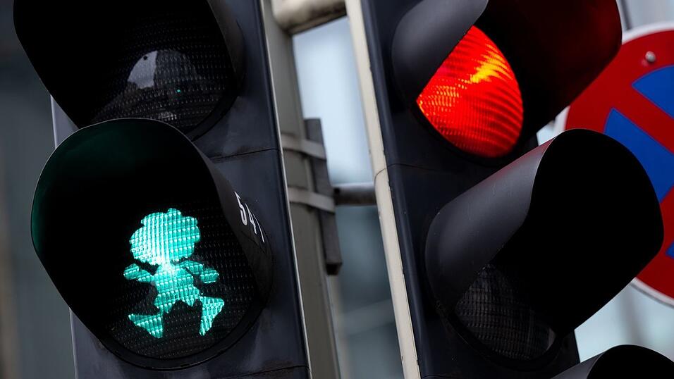 In München schmückt der Pumuckl sogar Ampeln. Nun soll er sogar auf einen Brunnen gehüpft sein - heimlich. (Archivbild) In München schmückt der Pumuckl sogar Ampeln. Nun soll er sogar auf einen Brunnen gehüpft sein - heimlich. (Archivbild)