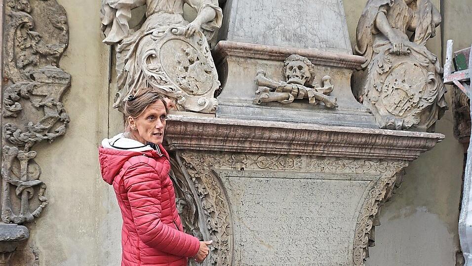 Die leitende Restauratorin Kerstin Weinert erl&auml;utert die Arbeiten.