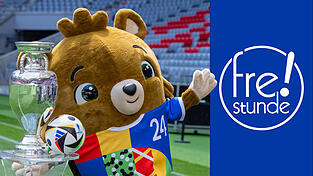 Um ihn geht es: der EM-Pokal, pr&auml;sentiert vom Turnier-Maskottchen Alb&auml;rt. Und die Freistunde hat nat&uuml;rlich die meiste Ahnung, wer sich den Titel holen wird.