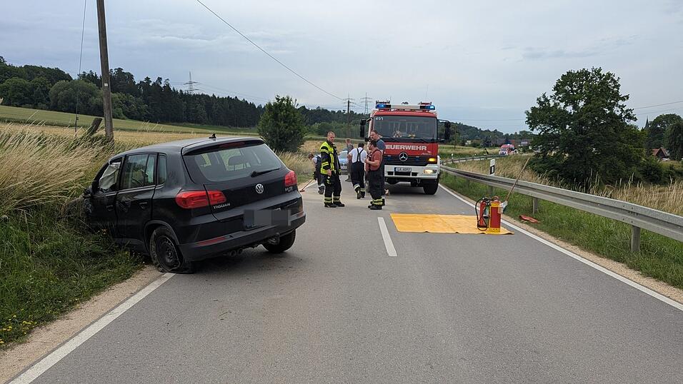 Die Feuerwehr bei den Aufräumarbeiten.