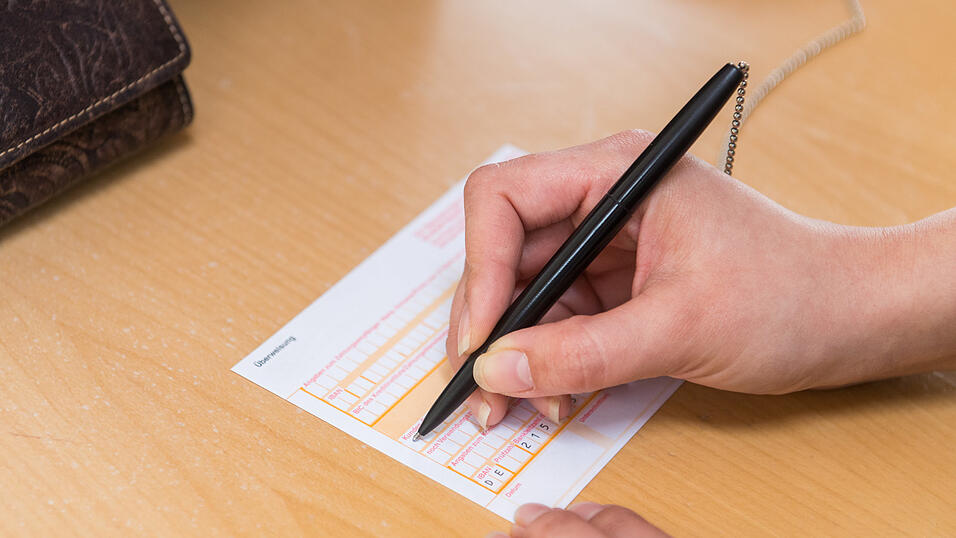 Zweimal versuchte die Angeklagte vergeblich, Geld von ihrem Konto an einen vermeintlichen Geschäftspartner des Freundes ihrer Schwester weiterzuleiten. Zweimal versuchte die Angeklagte vergeblich, Geld von ihrem Konto an einen vermeintlichen Geschäftspartner des Freundes ihrer Schwester weiterzuleiten.