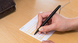 Zweimal versuchte die Angeklagte vergeblich, Geld von ihrem Konto an einen vermeintlichen Gesch&auml;ftspartner des Freundes ihrer Schwester weiterzuleiten.