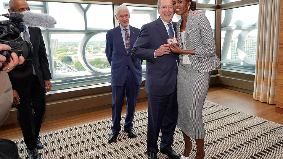 Verstehen sich: Die Obamas und die Bushs (Archivbild). Verstehen sich: Die Obamas und die Bushs (Archivbild).
